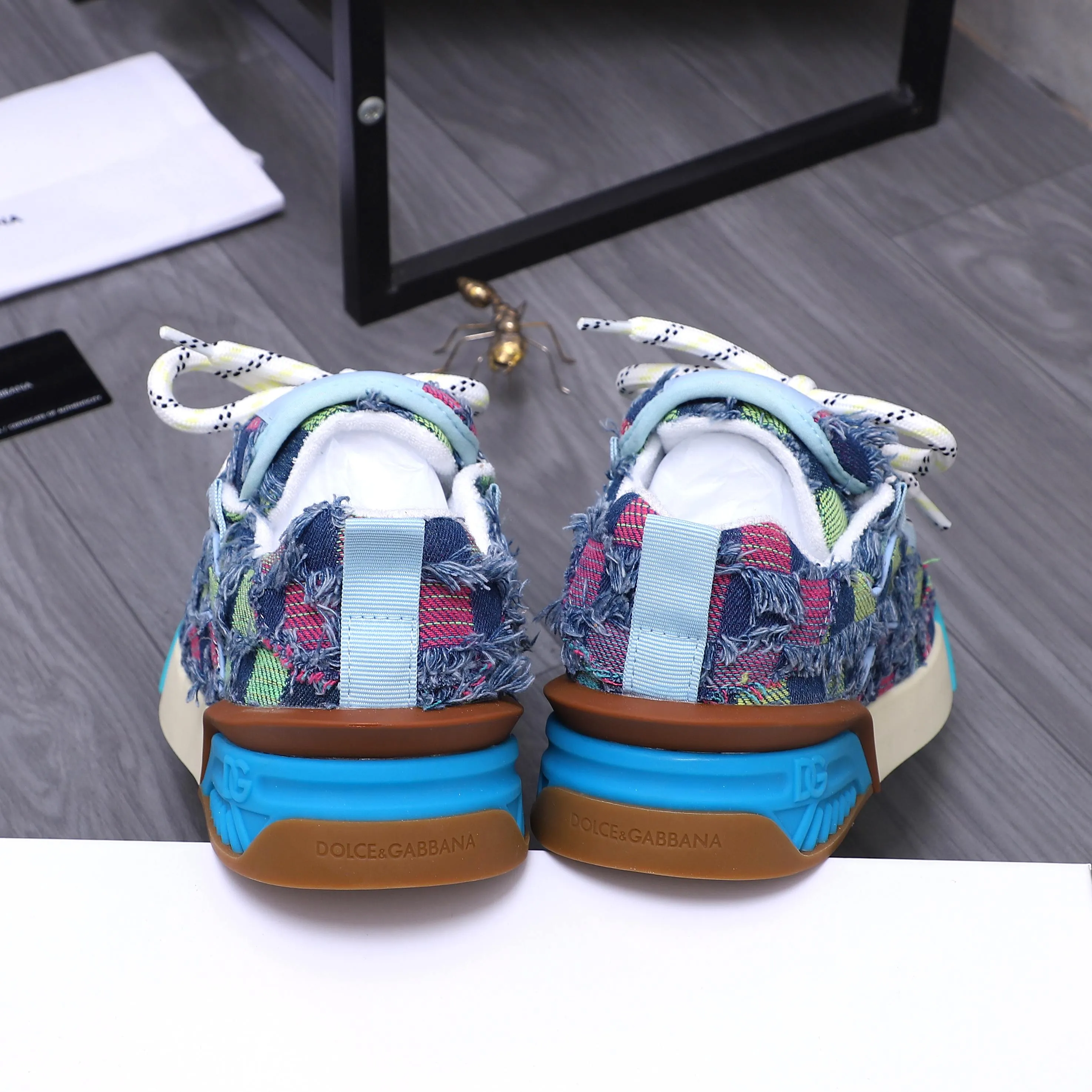 Men's shoes 💰500 Product trademark: DG (Dolce & Gabbana) Couple casual shoes Regular size: 35-46 Product materials: Selected denim stitching upper, short velvet lining, cowhide insole, original outsole